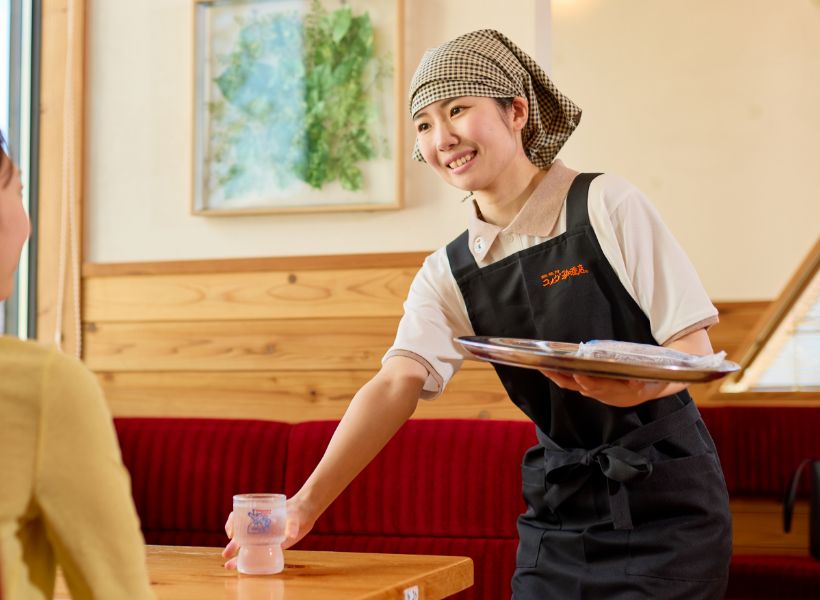 お水を配膳するN.C.さん