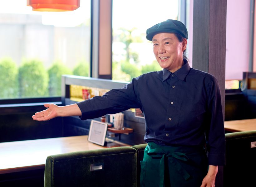 お客さまをお席にご案内するF.K.さん