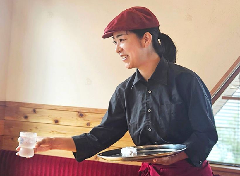 お客さまにお水を配膳しているK.A.さん